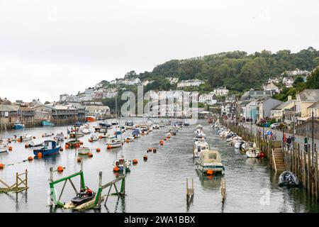 Looe en Cornouailles septembre 2023, port de Looe et rivière avec des bateaux amarrés sur des bouys, Angleterre, Royaume-Uni Banque D'Images