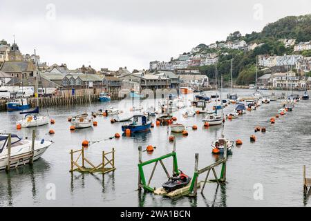 Looe en Cornouailles septembre 2023, port de Looe et rivière avec des bateaux amarrés sur des bouys, Angleterre, Royaume-Uni Banque D'Images