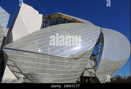 Soleil reflété dans un panneau de verre - Fondation Louis Vuitton, Paris Banque D'Images