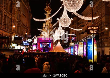 800,000 Menschen besuchen in Wien den Silvesterpfad am Sonntag 31.12.2023, WO ins neue Jahr gefeiert wird. In der gesamten Stadt sind Bühnen aufgebaut, der Stephansplatz muss schon Früh wegen Überfüllung geschlossen werden. *** 800 000 personnes visitent le sentier de la Saint-Sylvestre à Vienne le dimanche 31 12 2023 , où les gens célèbrent les étapes du nouvel an sont mis en place dans toute la ville, St. Stephens Square doit être fermé tôt en raison de la surpopulation Banque D'Images