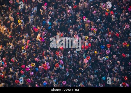 Chongqing, Chine. 01 janvier 2024. Les gens se rassemblent sous le monument Jiefang à Chongqing, en Chine, le 31 décembre 2023, pour écouter la cloche du nouvel an et lâcher des ballons de vœux pour accueillir 2024. (Photo Costfoto/NurPhoto) crédit : NurPhoto SRL/Alamy Live News Banque D'Images