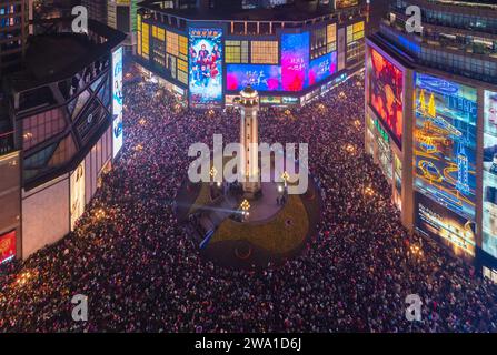 Chongqing, Chine. 01 janvier 2024. Les gens se rassemblent sous le monument Jiefang à Chongqing, en Chine, le 31 décembre 2023, pour écouter la cloche du nouvel an et lâcher des ballons de vœux pour accueillir 2024. (Photo Costfoto/NurPhoto) crédit : NurPhoto SRL/Alamy Live News Banque D'Images