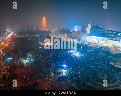 Jinan, Chine. 01 janvier 2024. Les gens célèbrent le nouvel an dans un quartier historique et culturel de Jinan, dans la province du Shandong, en Chine, le 31 décembre 2023. (Photo Costfoto/NurPhoto) crédit : NurPhoto SRL/Alamy Live News Banque D'Images