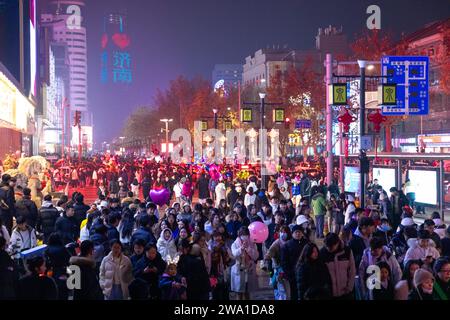 Jinan, Chine. 01 janvier 2024. Les gens célèbrent le nouvel an dans un quartier historique et culturel de Jinan, dans la province du Shandong, en Chine, le 31 décembre 2023. (Photo Costfoto/NurPhoto) crédit : NurPhoto SRL/Alamy Live News Banque D'Images