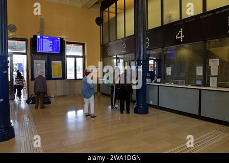 Passagers attendant d'acheter des billets à la gare principale de Glavni Kolodvor à Zagreb, Croatie Banque D'Images