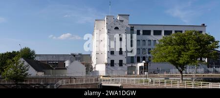 Blanc 'Blekerijgebouw' de l'usine de papier Sappi dans le centre de Maastricht, aux pays-Bas, avec pont, écluse et silo à grains. Image grand écran Banque D'Images