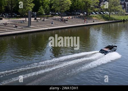 Hors-bord navigue sur la rivière Maas le long de la 'Maastrappenn' à côté de la 'Noorderbrug' dans le quartier de Wijck à Maastricht. Les gens recréent Banque D'Images