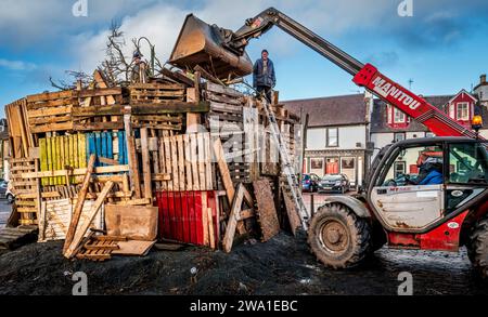 Construction du feu de joie traditionnel Biggar hogmanay dans le South Lanarkshire, en Écosse. Le feu est allumé sur hogmanay (réveillon du nouvel an) devant Larg Banque D'Images