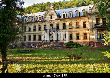 Vieilles maisons historiques délabrées sans réparation Banque D'Images