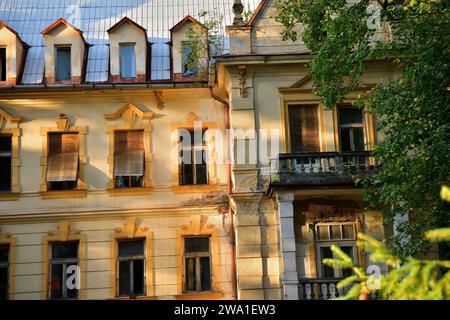 Vieilles maisons historiques délabrées sans réparation Banque D'Images