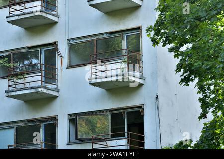 Vue sur les vieux balcons en béton de fer du bâtiment détruit Banque D'Images