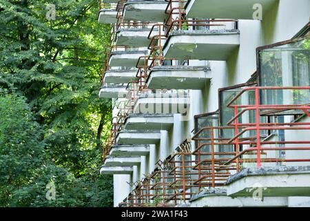 Vue sur les vieux balcons en béton de fer du bâtiment détruit Banque D'Images