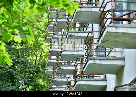 Vue sur les vieux balcons en béton de fer du bâtiment détruit Banque D'Images