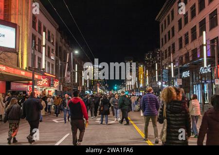 Vancouver, CANADA - 31 2023 décembre : vue sur Granville Street le soir du nouvel an. Des foules de gens boivent dans les boîtes de nuit et célèbrent le nouvel an Banque D'Images