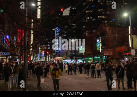 Vancouver, CANADA - 31 2023 décembre : vue sur Granville Street le soir du nouvel an. Des foules de gens boivent dans les boîtes de nuit et célèbrent le nouvel an Banque D'Images