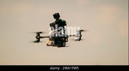 un petit drone volant dans le ciel sombre dans un style rétro proche avec espace de copie Banque D'Images