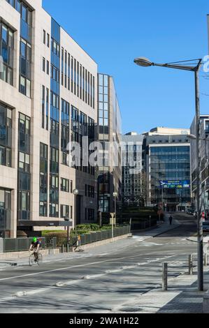 Batiments qui abritent les institutions europeenes dans la commune d'Etterbeek a Bruxelles entourres d'immeubles a appartements | Bâtiment de l'euro Banque D'Images