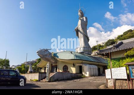 Fukusaiji Temple, Nagasaki. Déesse Kannon chevauchant un Astral Tortue. Le pendule de Foucalt à l'intérieur du bâtiment Banque D'Images