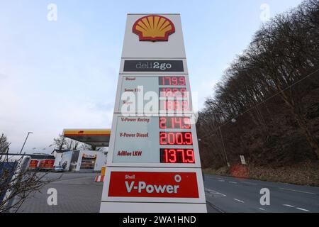 Shell Tankstelle à Siegen. Der Sprit ist wieder deutlich teurer Die Spritpreise haben am Neujahrsmorgen deutlich angezogen. Dies liegt unter anderem an dem CO2-Preis. Dieser ist auf 45 Euro pro tonne angestiegen. 2023 LAG er noch BEI 30 Euro pro tonne. Tankstelle, Spritpreise am 01.01.2024 à Siegen/Deutschland. *** Station d'essence Shell à Siegen le carburant est encore beaucoup plus cher les prix du carburant ont augmenté de manière significative le matin du nouvel an cela est en partie dû au prix du CO2 qui a augmenté à 45 euros par tonne en 2023 il était encore 30 euros par tonne station d'essence, prix des carburants sur 0 Banque D'Images