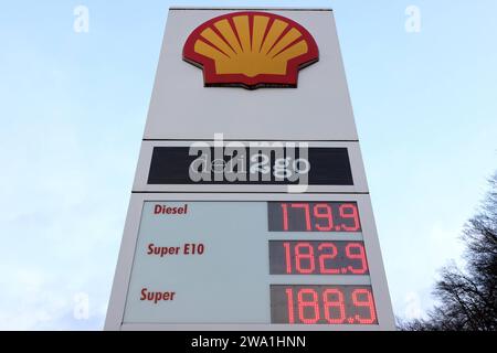 Shell Tankstelle à Siegen. Der Sprit ist wieder deutlich teurer Die Spritpreise haben am Neujahrsmorgen deutlich angezogen. Dies liegt unter anderem an dem CO2-Preis. Dieser ist auf 45 Euro pro tonne angestiegen. 2023 LAG er noch BEI 30 Euro pro tonne. Tankstelle, Spritpreise am 01.01.2024 à Siegen/Deutschland. *** Station d'essence Shell à Siegen le carburant est encore beaucoup plus cher les prix du carburant ont augmenté de manière significative le matin du nouvel an cela est en partie dû au prix du CO2 qui a augmenté à 45 euros par tonne en 2023 il était encore 30 euros par tonne station d'essence, prix des carburants sur 0 Banque D'Images