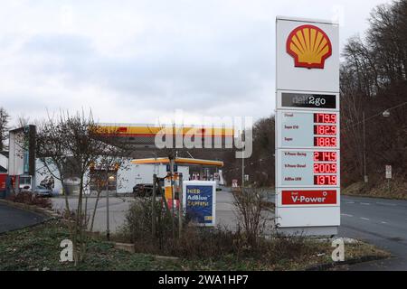 Shell Tankstelle à Siegen. Der Sprit ist wieder deutlich teurer Die Spritpreise haben am Neujahrsmorgen deutlich angezogen. Dies liegt unter anderem an dem CO2-Preis. Dieser ist auf 45 Euro pro tonne angestiegen. 2023 LAG er noch BEI 30 Euro pro tonne. Tankstelle, Spritpreise am 01.01.2024 à Siegen/Deutschland. *** Station d'essence Shell à Siegen le carburant est encore beaucoup plus cher les prix du carburant ont augmenté de manière significative le matin du nouvel an cela est en partie dû au prix du CO2 qui a augmenté à 45 euros par tonne en 2023 il était encore 30 euros par tonne station d'essence, prix des carburants sur 0 Banque D'Images