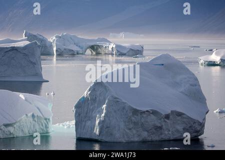 Vue des icebergs dans le fjord d'Uummannaq, Groenland, Danemark Banque D'Images