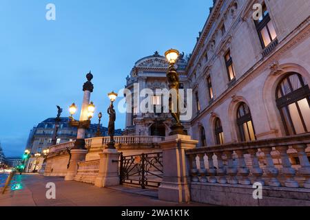 Paysage urbain romantique de la majestueuse façade de l'Opéra Garnier de nuit à Paris. Banque D'Images