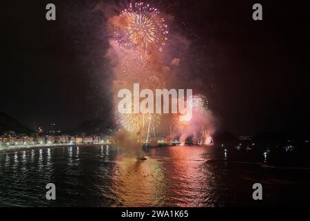 Rio de Janeiro, Brésil. 01 janvier 2024. Les feux d'artifice explosent dans le ciel au-dessus de Copacabana à Rio de Janeiro pendant les célébrations du nouvel an. Crédit : Fernando Souza/dpa/Alamy Live News Banque D'Images