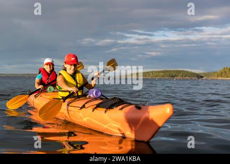 Une femme et sa fille le kayak de mer dans la baie Frenchman, Acadia National Park, Maine. Îles de Porcupine. Banque D'Images