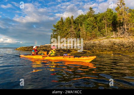 Une femme et sa fille le kayak de mer dans la baie Frenchman, Acadia National Park, Maine. Îles de Porcupine. Banque D'Images