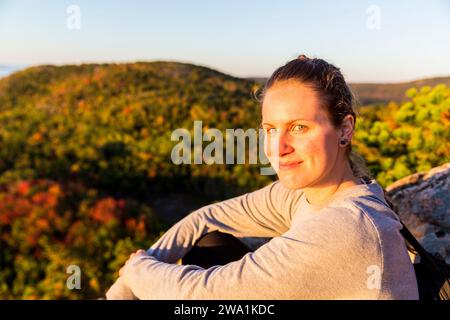 Femme se reposant en randonnée sur Beehive Trail, Acadia National Park, Maine, USA Banque D'Images