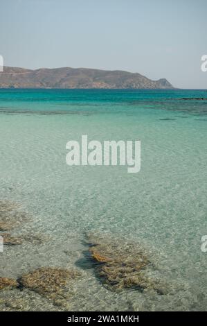 Eaux turquoises à la plage d'Elafonissi sur l'île de Crète Banque D'Images