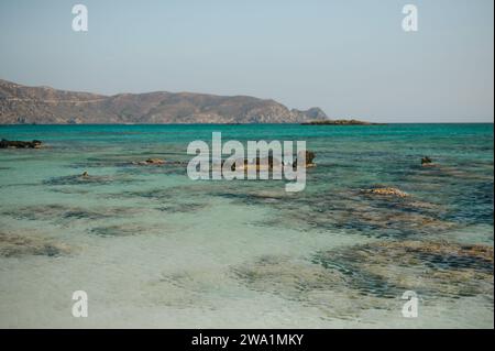 Belle vue sur le paysage de la plage d'Elafonissi sur l'île grecque de Crète Banque D'Images