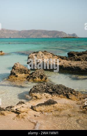Formations rocheuses en bord de mer sur la plage d'Elafonissi sur l'île grecque de Crète Banque D'Images