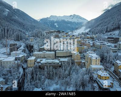 Ville de montagne en hiver avec neige et sommets Banque D'Images