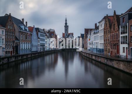 Longue exposition du canal Spiegelrei et bâtiment à Bruges Banque D'Images