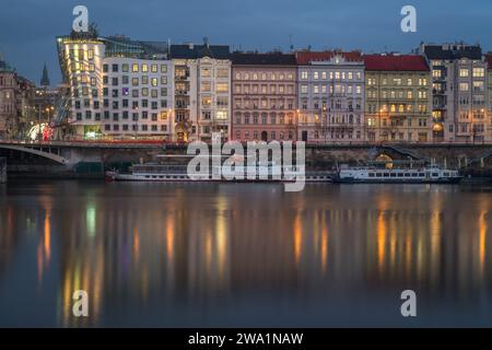 Maison dansante et front de mer illuminé de Prague dans la soirée Banque D'Images