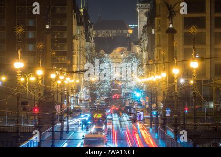 Sentiers de lumière du soir à ?ech?v Most à Prague Banque D'Images