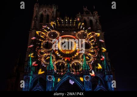 Chroma spectacle sur la façade de la Cathédrale notre-Dame d'Amiens | spectacle chroma projete sur la façade de la fCathedrale d'Amiens Banque D'Images