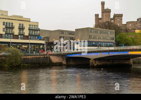 En regardant à travers la rivière Ness vers Bridge Street et par le pont à la jonction avec le pont Ness, éclairé dans les couleurs de la nation ukrainienne Banque D'Images