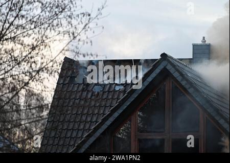 Strahwalde - Wohnhaus steht lichterloh in Flammen : Großeinsatz der Feuerwehr 29.12.2023 gegen 07:30 Uhr Herrnhut, OT : Strahwalde, Nieder Dorfstraße Fotograf : LausitzNews.de/ Philipp Grohmann Gewaltige Flammen schlugen am Freitagmorgen aus dem Dach eines Wohnhauses in Strahwalde. Kurz nach 7:30 Uhr wurde die Leitstelle in Hoyerswerda über den Brand informiert. Umgehend eilten zahlreiche Kräfte der umliegenden Feuerwehren zum Ort des Geschehens. VOR Ort stand da schon der Dachstuhl des Hauses à Vollbrand. Umgehend begannen die Feuerwehrleute mit dem Löschangriff. Da eine Seite des Hauses aber v Banque D'Images