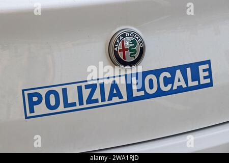 Logo Polizia locale sur le dos d'Alfa Romeo blanc, Italie Banque D'Images