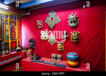 Masques cérémoniels traditionnels et souvenirs en vente au Thokmed Yeshey Handicraft & Yathra production Center, Chumey, Bumthang, Bhoutan Banque D'Images