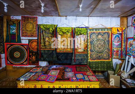 Tapisseries traditionnelles thangka et photos de tissus, souvenirs en vente, Thokmed Yeshey Handicraft & Yathra production Center, Chumey, Bumthang, Bhoutan Banque D'Images