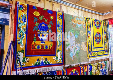 Tapis traditionnels, tapis, textiles et souvenirs en vente au Thokmed Yeshey Handicraft & Yathra production Center, Chumey, Bumthang, Bhoutan Banque D'Images