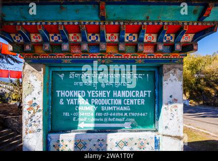 Thokmed Yeshey Handicraft & Yathra production Center (tisserands de textiles épais tissés à la main avec des motifs complexes), Chumey, Bumthang, Bhoutan Banque D'Images