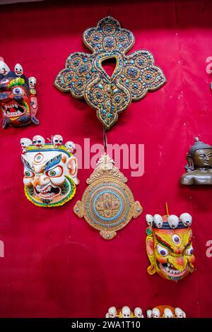 Masques cérémoniels traditionnels et souvenirs en vente au Thokmed Yeshey Handicraft & Yathra production Center, Chumey, Bumthang, Bhoutan Banque D'Images