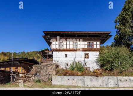 Une maison typique de tisserand à Chumey (célèbre pour son tissu de laine de yak connu sous le nom de «yathra»), Bumthang, Bhoutan Banque D'Images