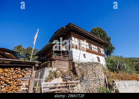 Une maison typique de tisserand à Chumey (célèbre pour son tissu de laine de yak connu sous le nom de «yathra»), Bumthang, Bhoutan Banque D'Images