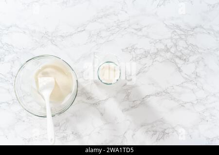 Glaçage royal fait maison pour décorer les biscuits de sucre en forme de coeur Banque D'Images